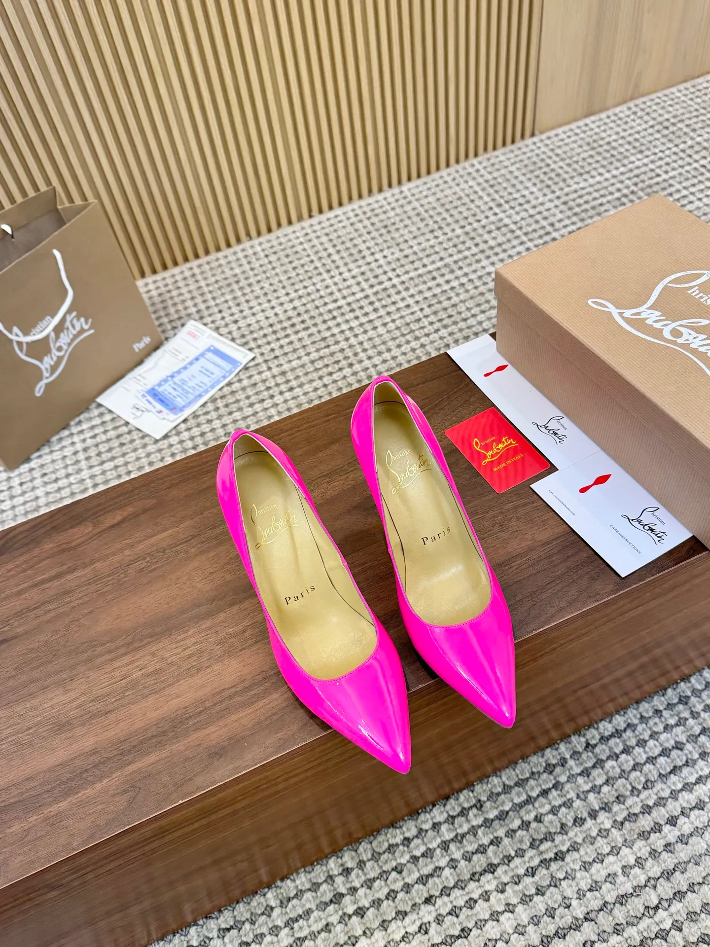 👟👟Ex-factory price 440👟👟 Genuine leather sole +40 Year-round shipment💝Christian Louboutin CL👠 Classic "💎Cow Patent Leather💎Series" noble and luxurious, real blingbling✨ Real materials, all customized by the pattern maker, and the materials are made of original customized materials, achieving the taste of the original 6 color options💍 Upper: Imported 👉Cow patent leather💪 Lining: Sheepskin foot pad/lining Size: 34-40.41.42 Heel height: 10.5cm and 8.5cm two options Leather sole Rubber sole